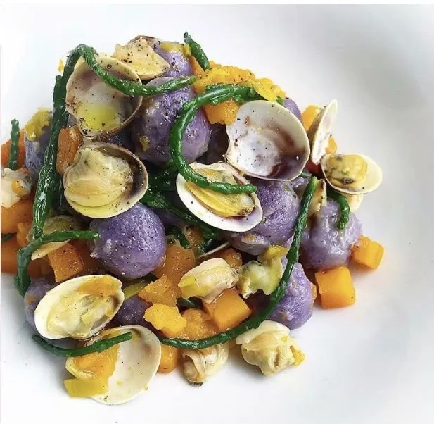 Gnocchi viola con vongole, zucca e salicornia