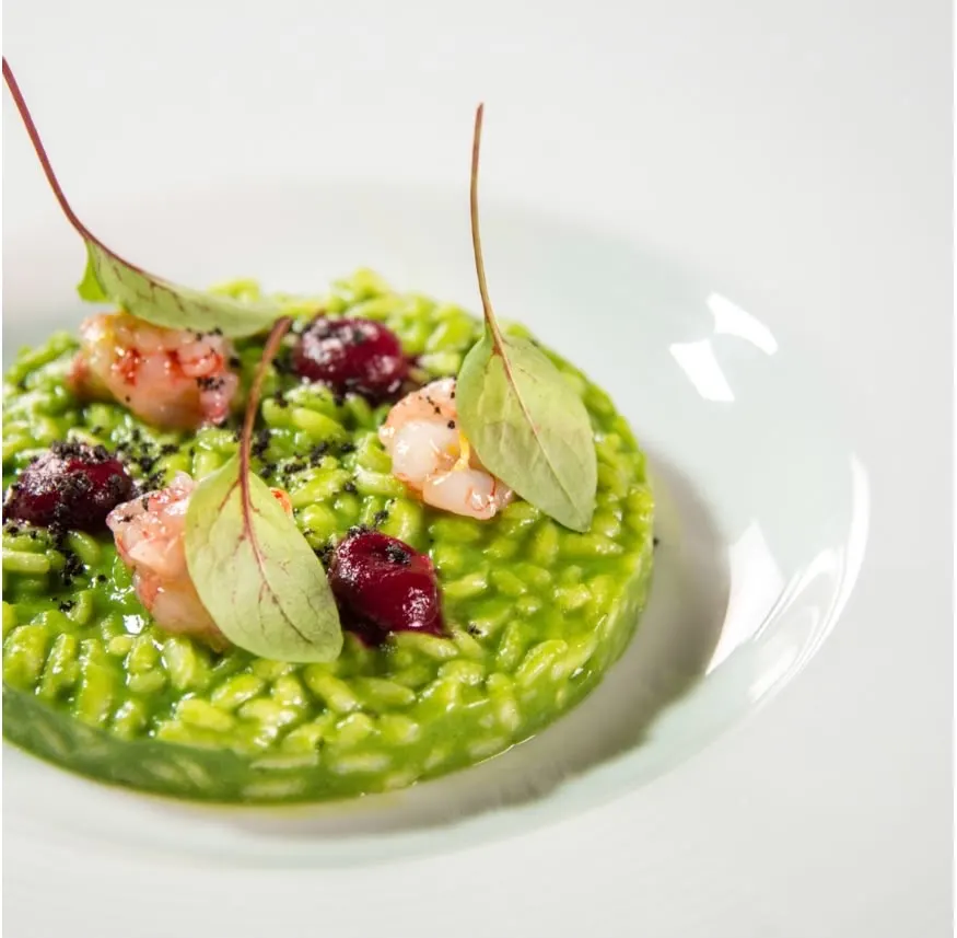 Risotto verde con gamberi, melograno e foglie di bietola