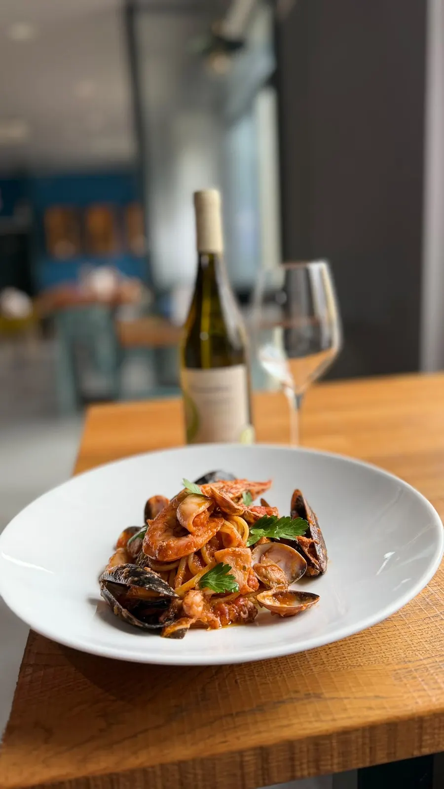 Pasta allo scoglio con un calice di vino bianco