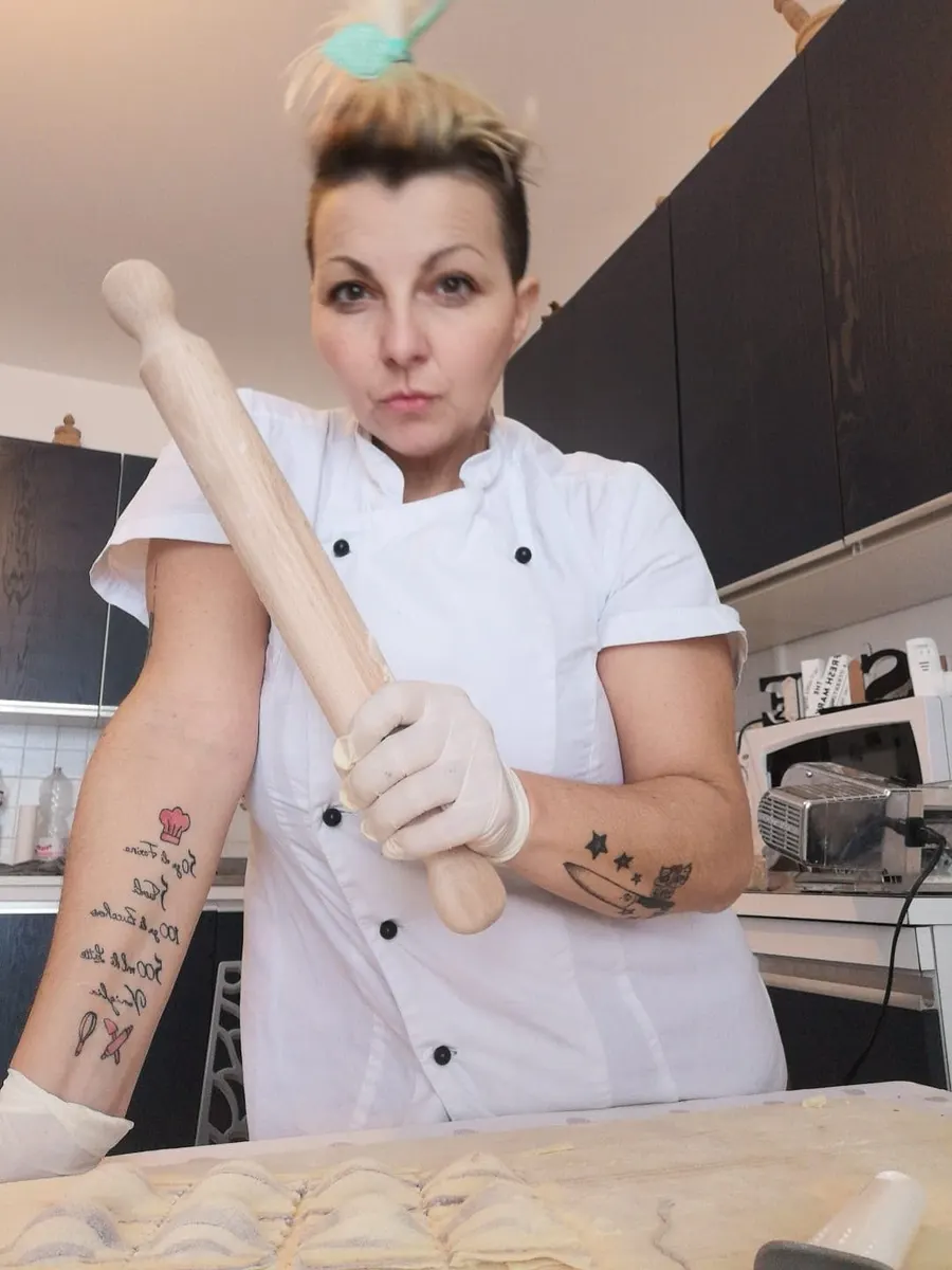 Laura Parodi in giacca bianca con il mattarello in mano
